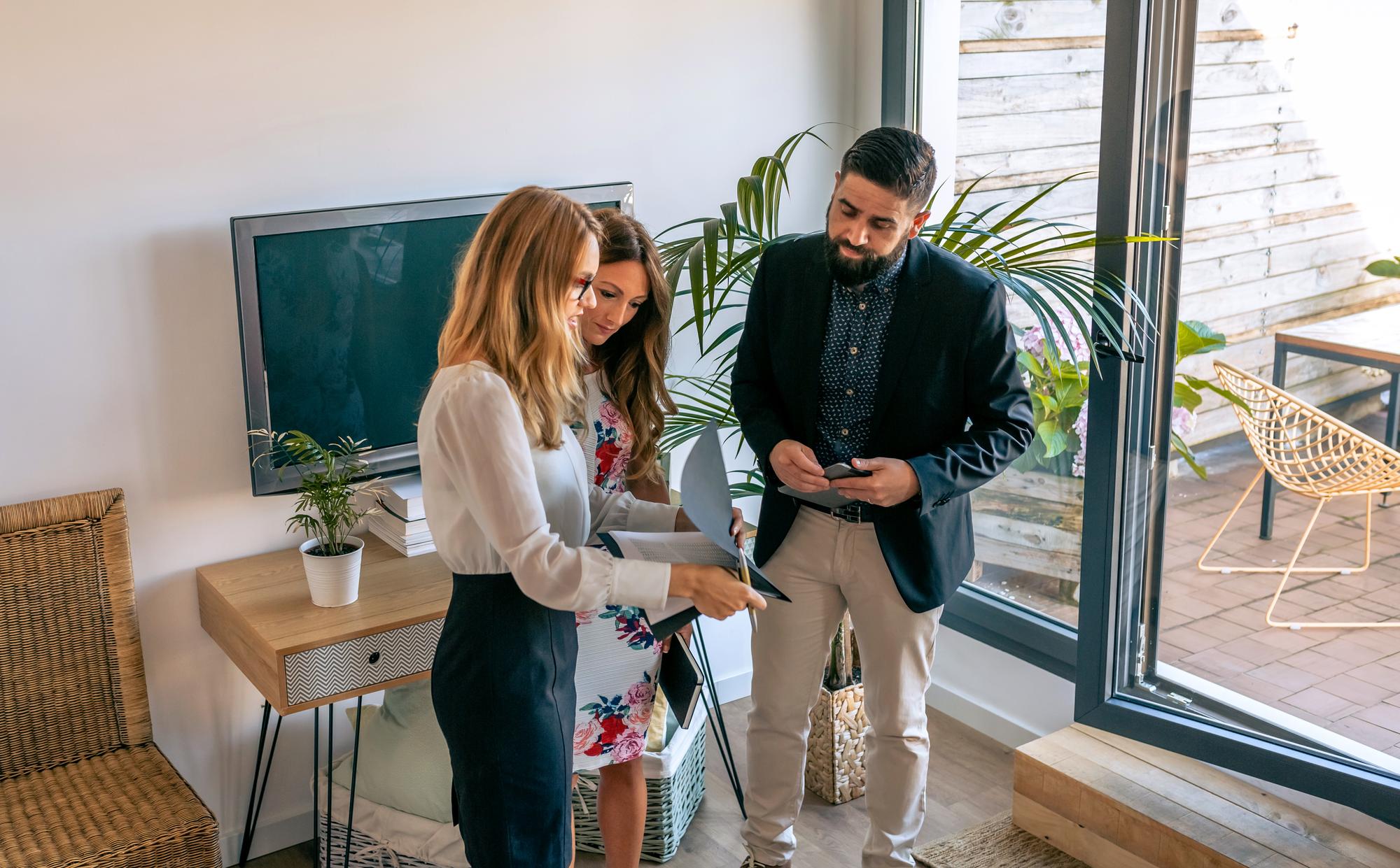 agent imobiliar prezentând un apartament luminat